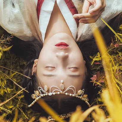 稻田飄香帶傘女生頭像，唯美古風(fēng)真人頭像