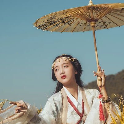 稻田飄香帶傘女生頭像，唯美古風(fēng)真人頭像