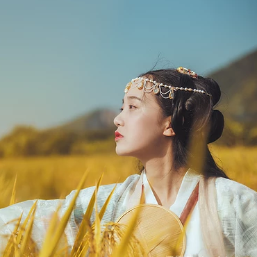 稻田飄香帶傘女生頭像，唯美古風(fēng)真人頭像