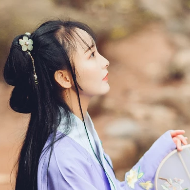 高貴優(yōu)雅紫衣帶團扇女生頭像，唯美古風(fēng)真人頭