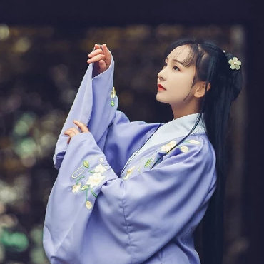 高貴優(yōu)雅紫衣帶團扇女生頭像，唯美古風(fēng)真人頭