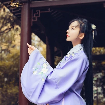 高貴優(yōu)雅紫衣帶團扇女生頭像，唯美古風(fēng)真人頭