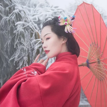 梅花雪紅衣女生頭像，唯美古風(fēng)真人頭像
