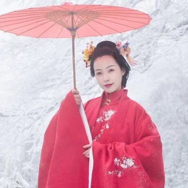 梅花雪紅衣女生頭像，唯美古風(fēng)真人頭像