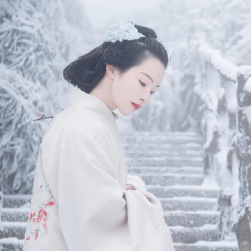 梅花雪紅衣女生頭像，唯美古風(fēng)真人頭像