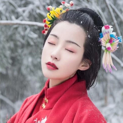 梅花雪紅衣女生頭像，唯美古風(fēng)真人頭像