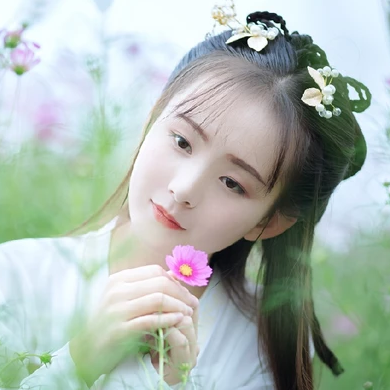 小清新花朵帶團扇女生頭像，唯美古風(fēng)真人頭像