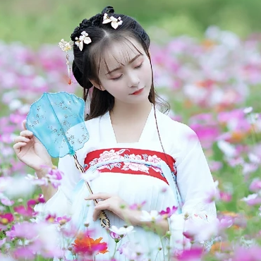 小清新花朵帶團扇女生頭像，唯美古風(fēng)真人頭像
