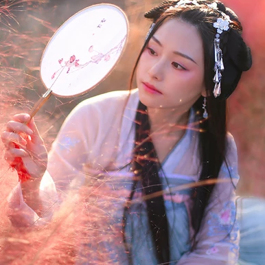 唯美古風(fēng)真人頭像:粉嫩帶燈女生頭像