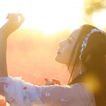 唯美古風(fēng)真人頭像:粉嫩帶燈女生頭像