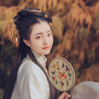 秋葉帶團(tuán)扇女生頭像，唯美古風(fēng)真人頭像