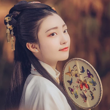 秋葉帶團(tuán)扇女生頭像，唯美古風(fēng)真人頭像