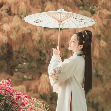 秋葉帶團(tuán)扇女生頭像，唯美古風(fēng)真人頭像