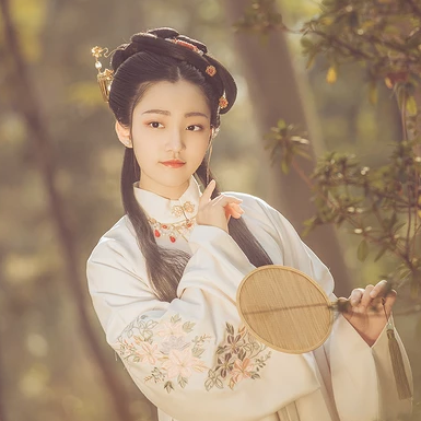 秋葉帶團(tuán)扇女生頭像，唯美古風(fēng)真人頭像