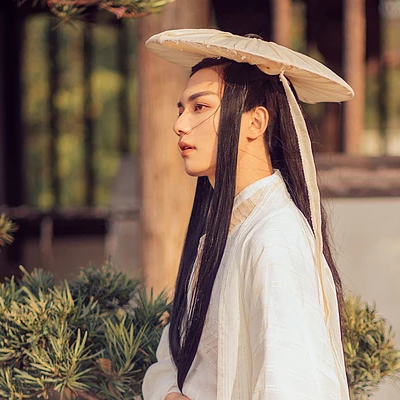 瀟灑喝酒白衣翩翩男生頭像，唯美古風(fēng)真人頭像