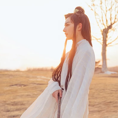 瀟灑喝酒白衣翩翩男生頭像，唯美古風(fēng)真人頭像