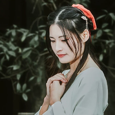 清新文藝帶傘女生頭像，唯美古風真人頭像