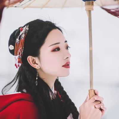 初雪紅披風(fēng)帶傘女生頭像，唯美古風(fēng)真人頭像