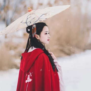 初雪紅披風(fēng)帶傘女生頭像，唯美古風(fēng)真人頭像