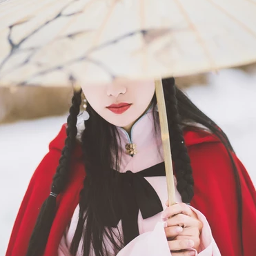初雪紅披風(fēng)帶傘女生頭像，唯美古風(fēng)真人頭像