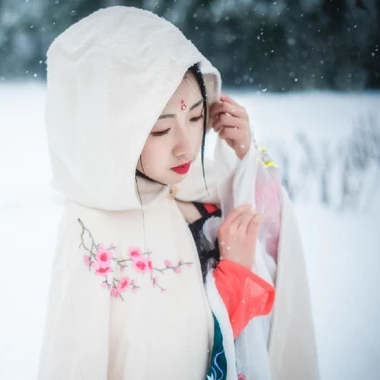 雪地帶披風(fēng)女生頭像，唯美古風(fēng)真人頭像