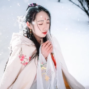 雪地帶披風(fēng)女生頭像，唯美古風(fēng)真人頭像
