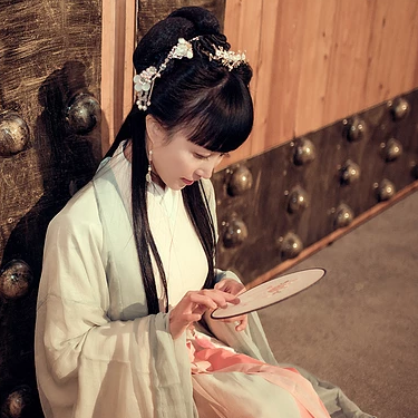 素雅帶團(tuán)扇生頭像，唯美古風(fēng)真人頭像