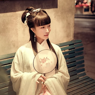 素雅帶團(tuán)扇生頭像，唯美古風(fēng)真人頭像