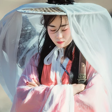 文藝俠客帶兵器女生頭像，唯美古風(fēng)真人頭像