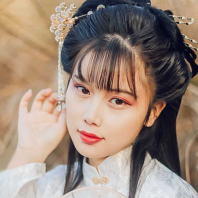 秋落意境帶團扇女生頭像，唯美古風真人頭像