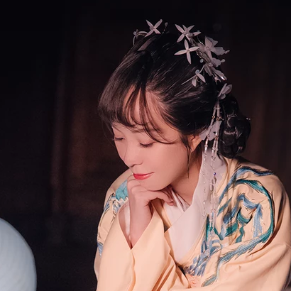 月夜帶團(tuán)扇女生頭像，唯美古風(fēng)真人頭像