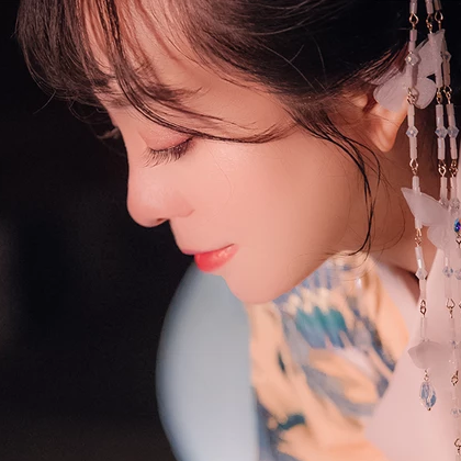 月夜帶團(tuán)扇女生頭像，唯美古風(fēng)真人頭像