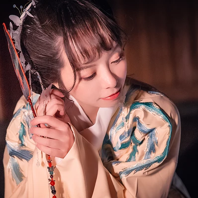 月夜帶團(tuán)扇女生頭像，唯美古風(fēng)真人頭像