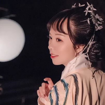 月夜帶團(tuán)扇女生頭像，唯美古風(fēng)真人頭像