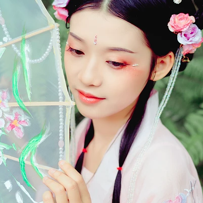 粉衣少女心帶團(tuán)扇女生頭像，唯美古風(fēng)真人頭像