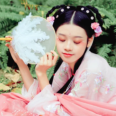 粉衣少女心帶團(tuán)扇女生頭像，唯美古風(fēng)真人頭像