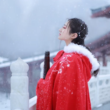 雪飄飄紅衣帶傘女生頭像，唯美古風真人頭像