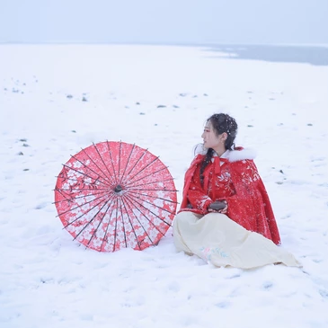 雪飄飄紅衣帶傘女生頭像，唯美古風真人頭像