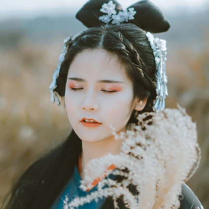 蘆葦飄揚(yáng)女生頭像，唯美古風(fēng)真人頭像