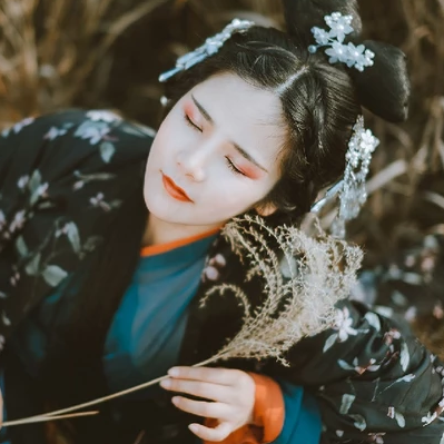 蘆葦飄揚(yáng)女生頭像，唯美古風(fēng)真人頭像