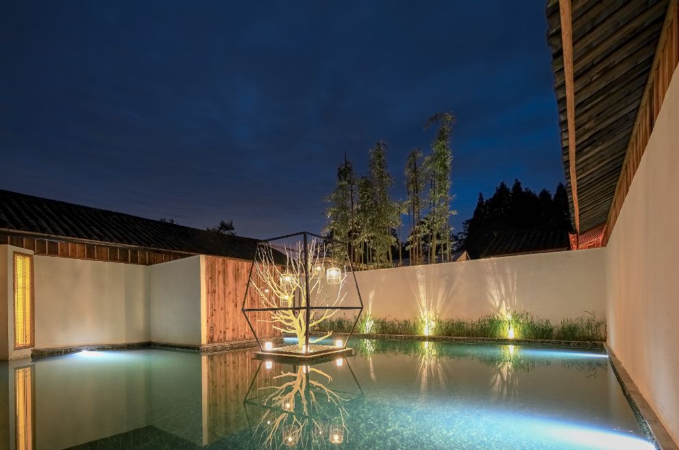 路之青城，在應(yīng)該努力的年紀(jì)留下精彩的痕跡！