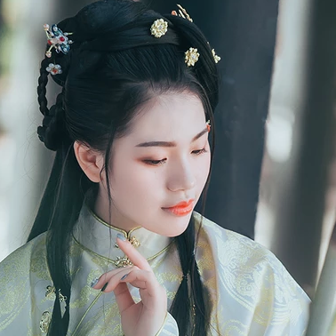 樹蔭帶團扇女生頭像，唯美古風(fēng)真人頭像