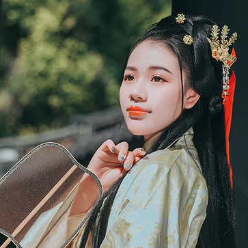 樹蔭帶團扇女生頭像，唯美古風(fēng)真人頭像