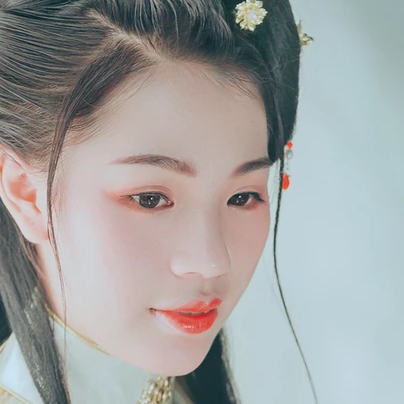 樹蔭帶團扇女生頭像，唯美古風(fēng)真人頭像