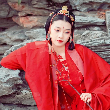紅梅紅衣女生頭像，唯美古風(fēng)真人頭像