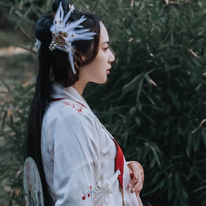 典雅帶團(tuán)扇女生頭像，唯美古風(fēng)真人頭像