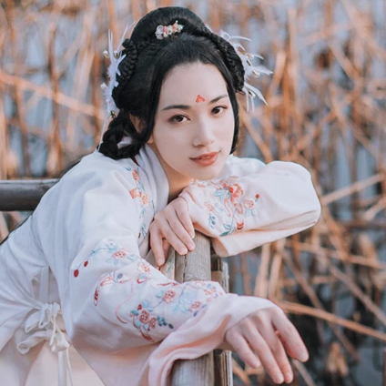 典雅帶團(tuán)扇女生頭像，唯美古風(fēng)真人頭像