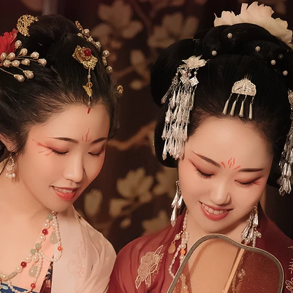 親密帶團扇閨蜜頭像，唯美古風真人頭像