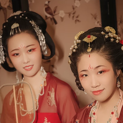 親密帶團扇閨蜜頭像，唯美古風真人頭像