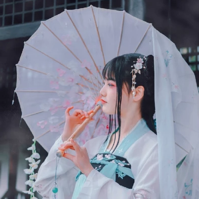 翩翩仙舞帶傘女生頭像，唯美古風真人頭像